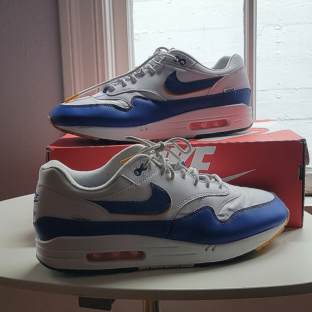 Nike size 11.5  color blue/white